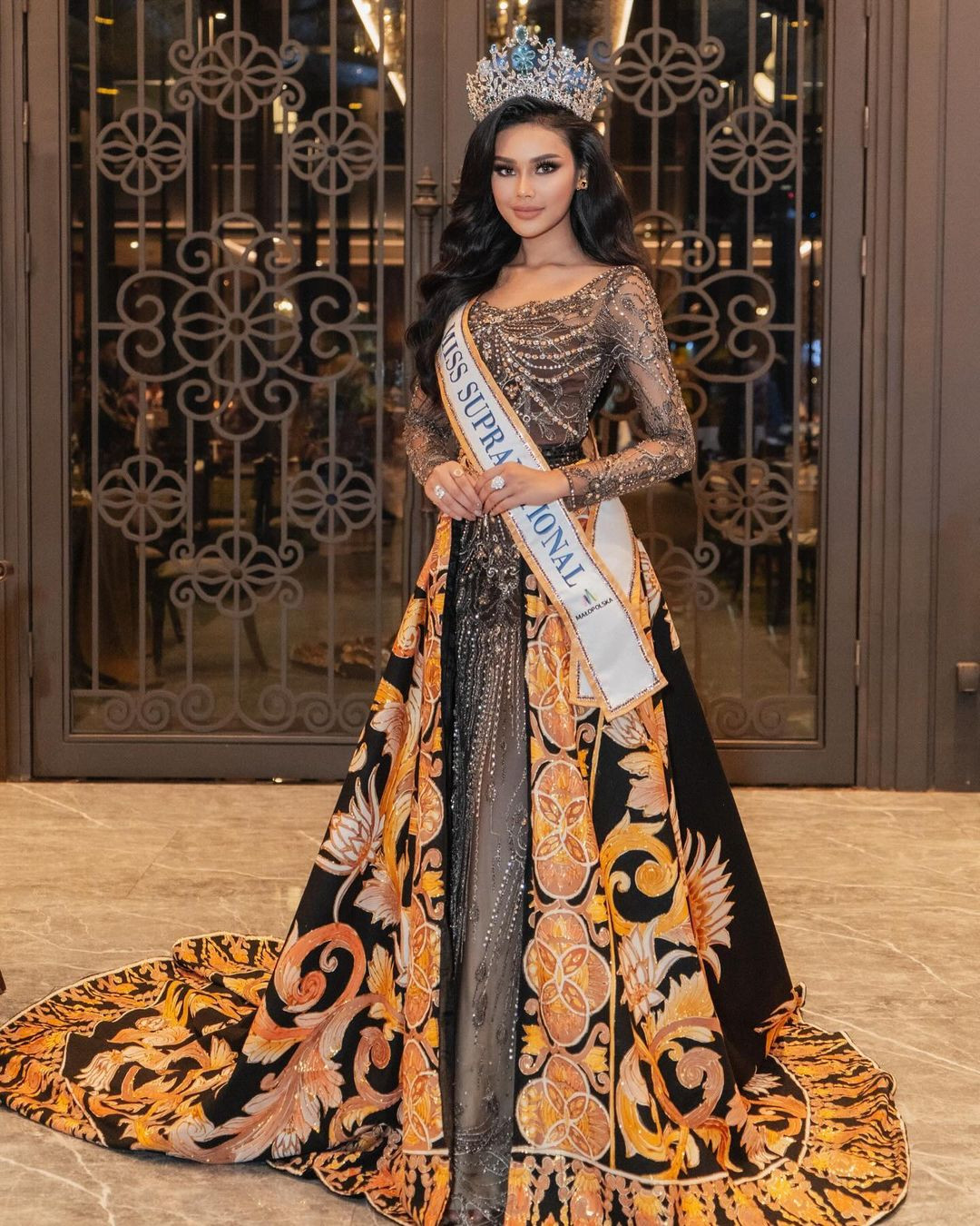 Người đẹp diện trang phục họa tiết truyền thống Indonesia tại buổi họp báo.