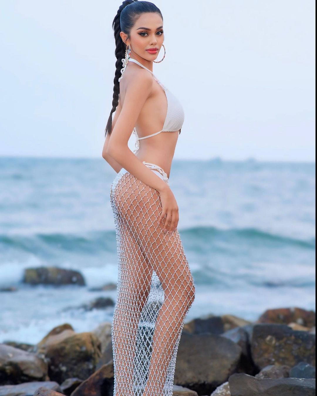 Người đẹp Campuchia có chiều cao ấn tượng 1,78 m và thân hình thanh mảnh, quyến rũ.