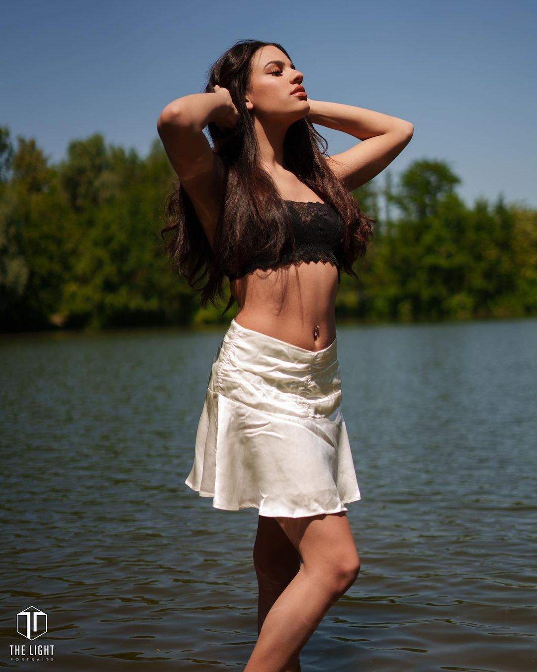 Bên cạnh đó, Ashley Brown còn bị chê thân hình kém săn chắc, vòng eo bánh mỳ.