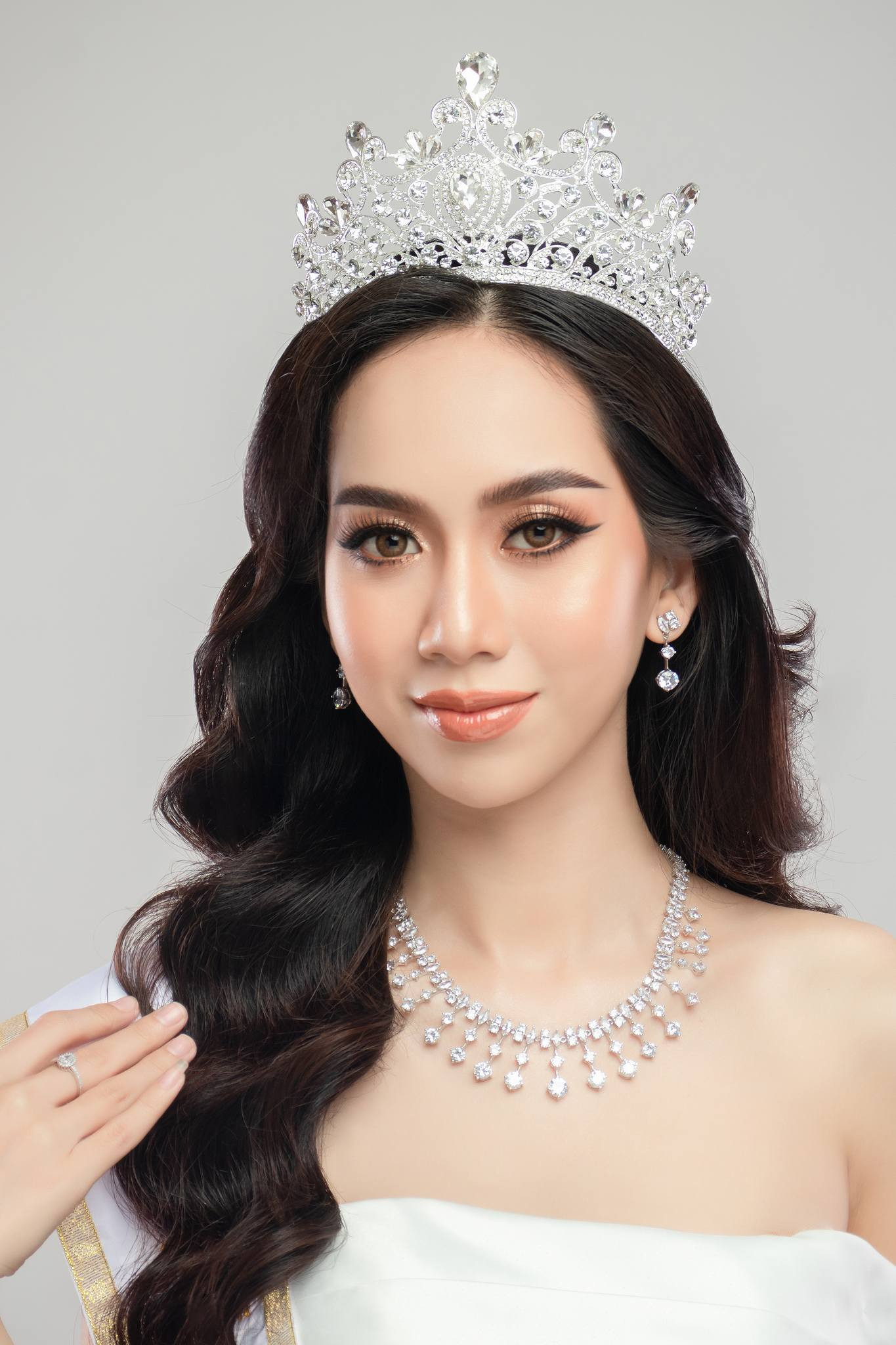 Chung kết Hoa hậu Trái Đất Lào 2024 đã diễn ra ngày 20/7 với chiến thắng thuộc về người đẹp Farajalin Chounlamuntry. Cô đại diện Lào sang Việt Nam tham dự Hoa hậu Trái Đất 2024 dự kiến tổ chức vào tháng 9.