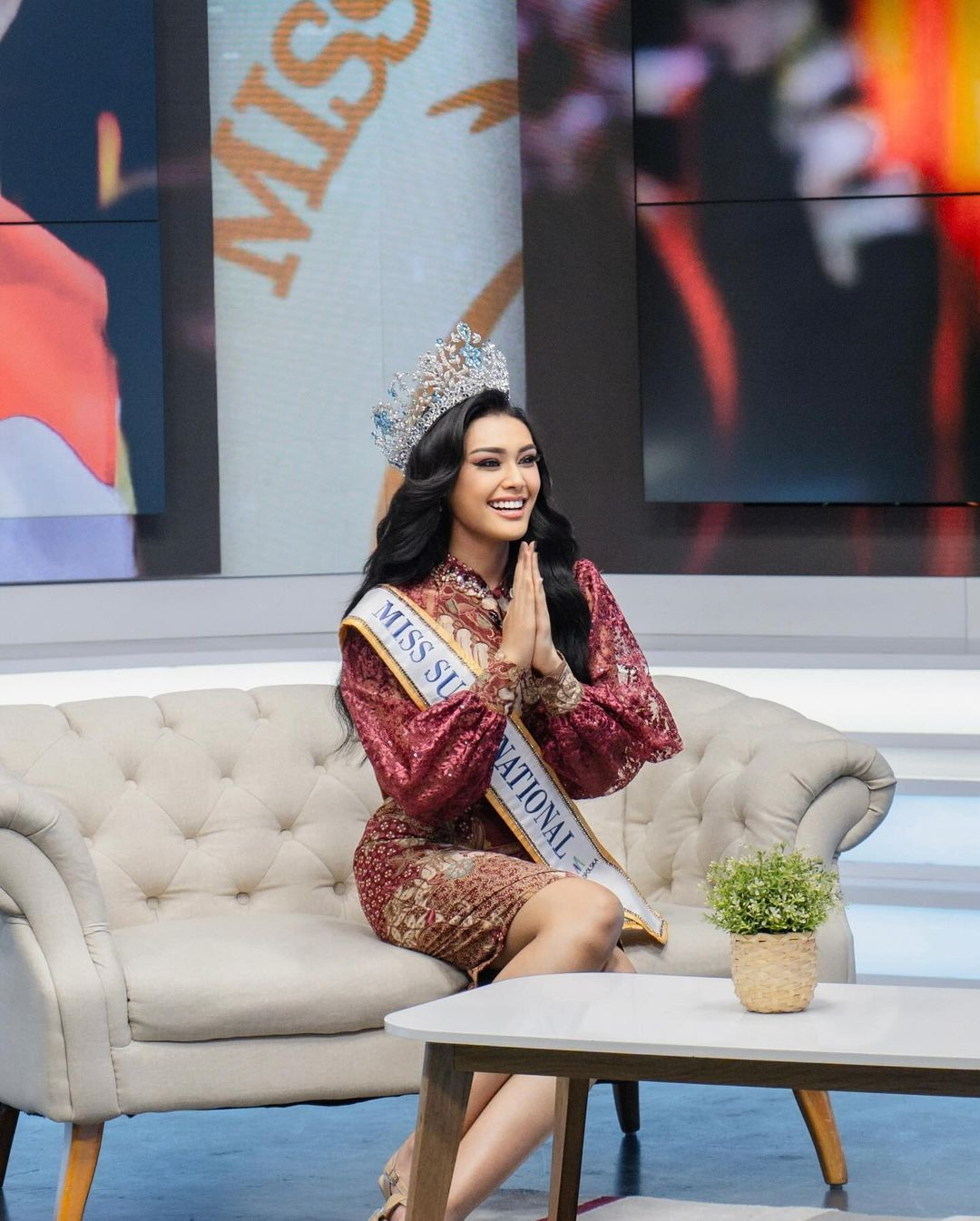 "Trong đêm chung kết, họ quay cận cảnh cờ Indonesia và đại diện của Puteri Indonesia ở hàng đầu tiên rất lâu, ngang hàng với các đối tác tài trợ khác như nước khoáng, sữa chua và pho mát", Carsten Mohr viết.