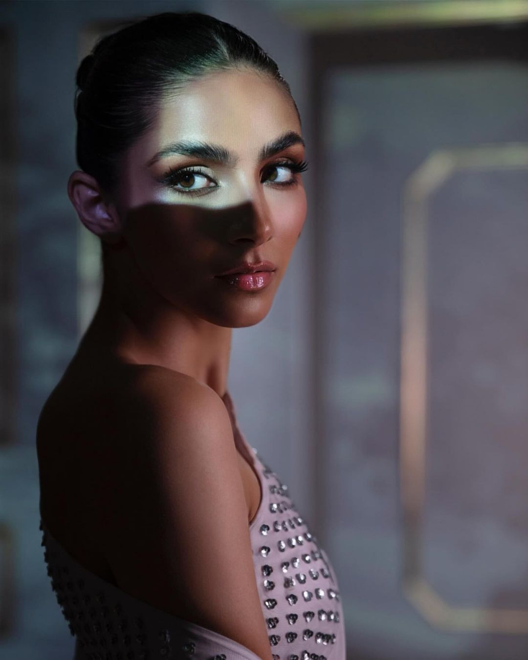 Khi rảnh cô thích chạy bộ để tinh thần minh mẫn. Người đẹp có nhan sắc cuốn hút đậm chất Á Đông.