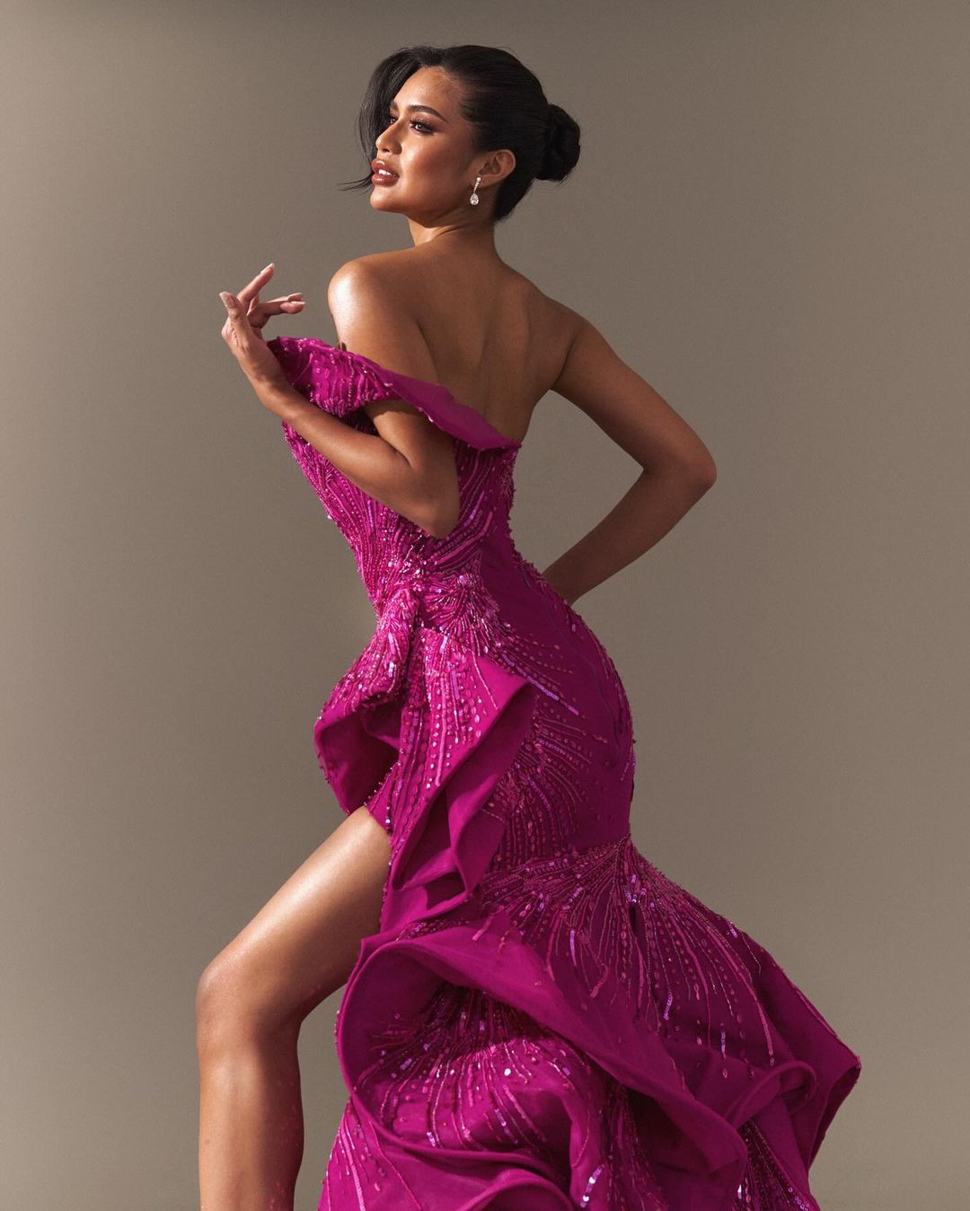 Trước đó, Krishnah Gravidez đã đăng quang danh hiệu Miss Charm Philippines 2024. Tuy nhiên, hồi tháng 6 cô đã từ bỏ danh hiệu.