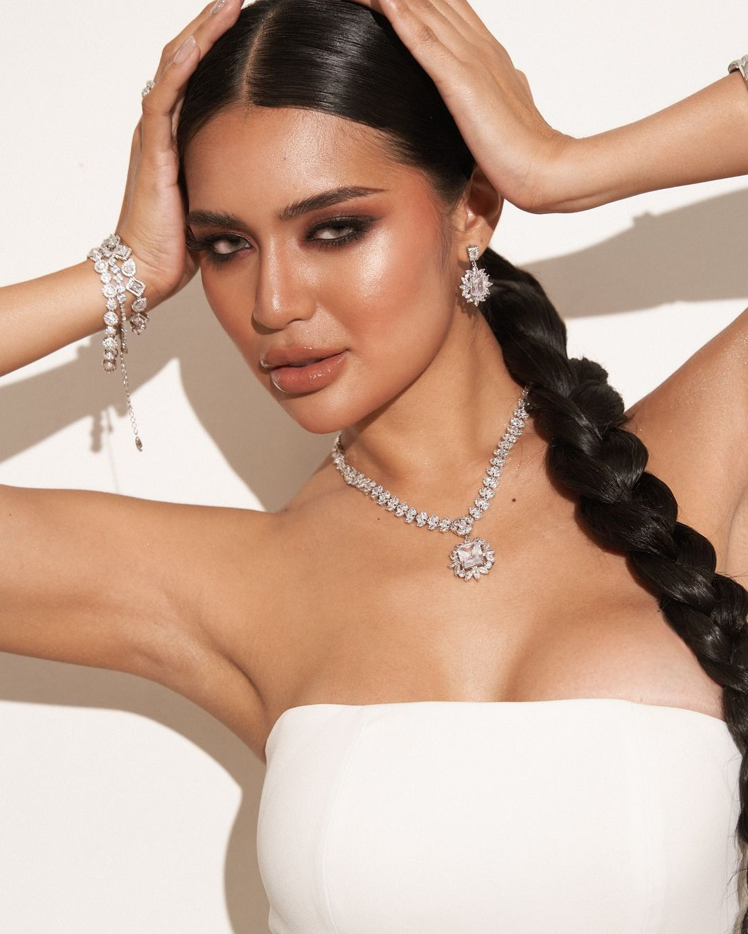 Krisnah Gravidez từng tham dự Hoa hậu Hoàn vũ Philippines 2023 và là một trong những ứng viên nhận được sự yêu mến của công chúng. Chung cuộc, Krishnah được trao danh hiệu Miss Charm Philippines 2023 và đại diện quốc gia tham dự Miss Charm 2024.