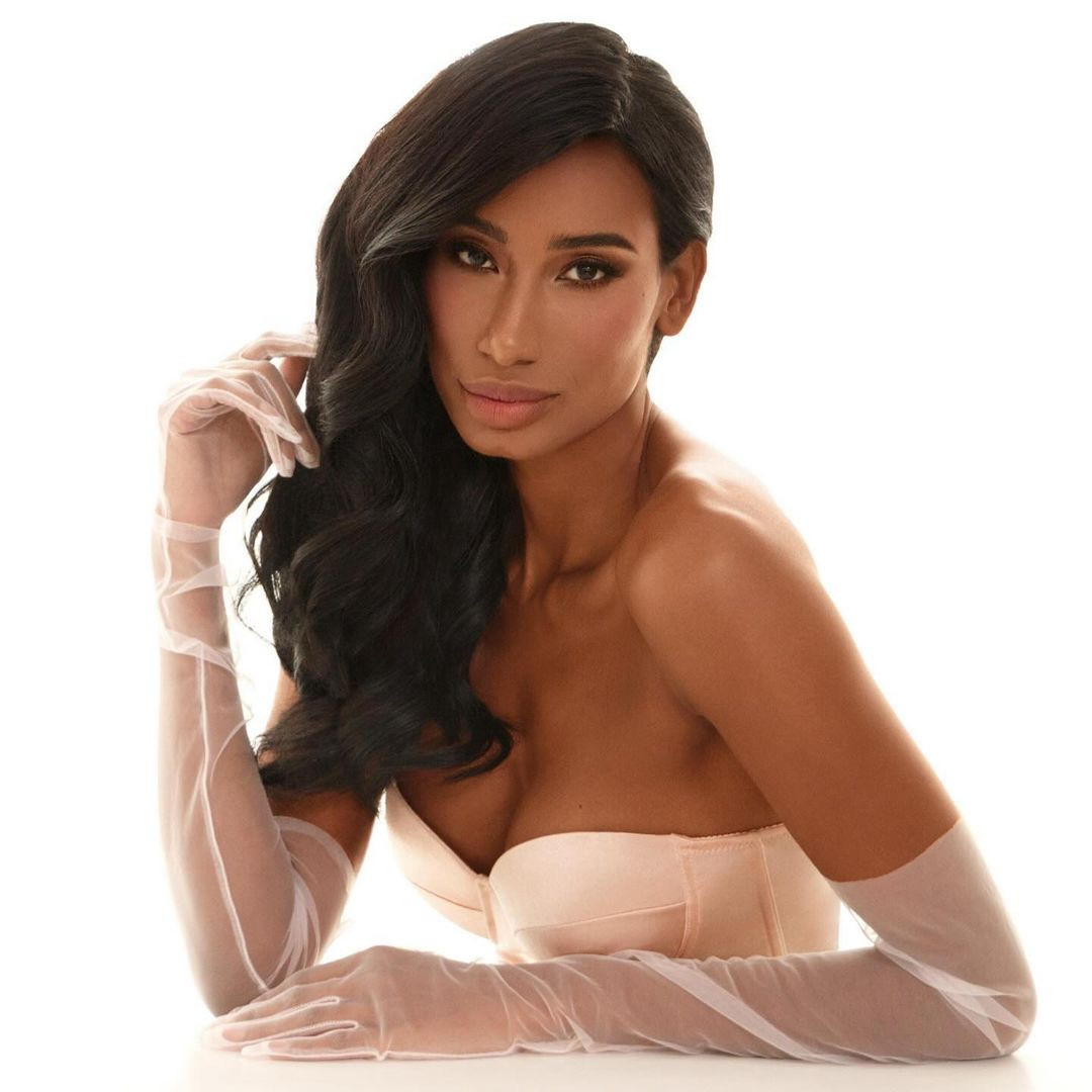 Milla Vieira năm nay 34 tuổi, cao 1,78 m. Người đẹp gây ấn tượng với nước da ngăm và mái tóc xoăn cá tính.