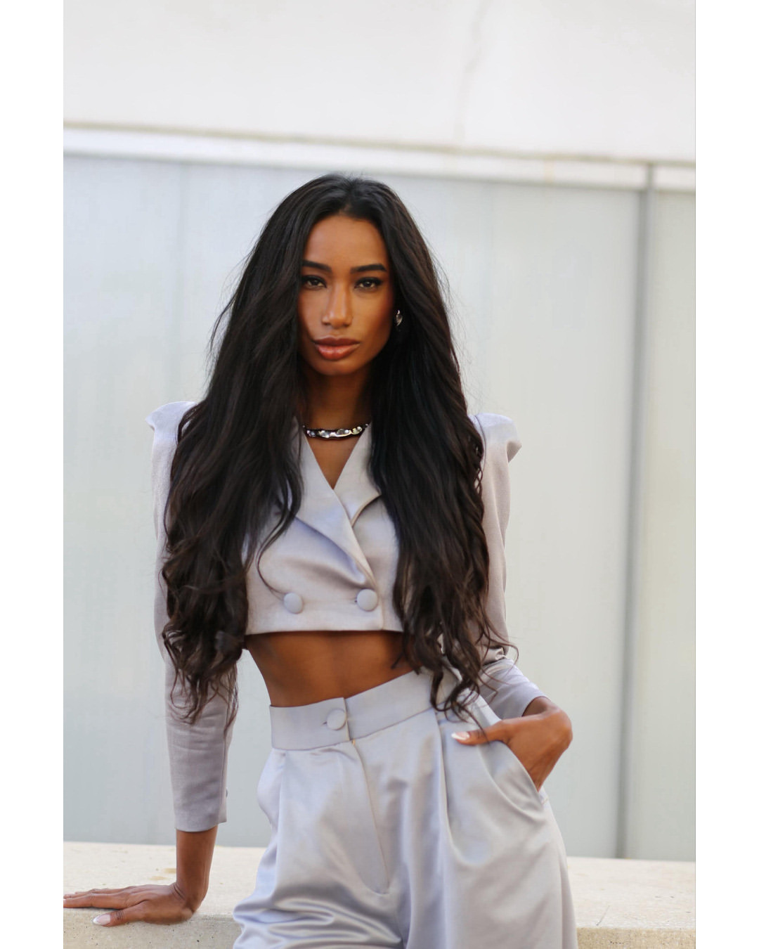 Cô bị đánh giá xấu ở mọi góc chụp. Tạo dáng của Milla cũng bị cho rằng thô cứng, quá nam tính.