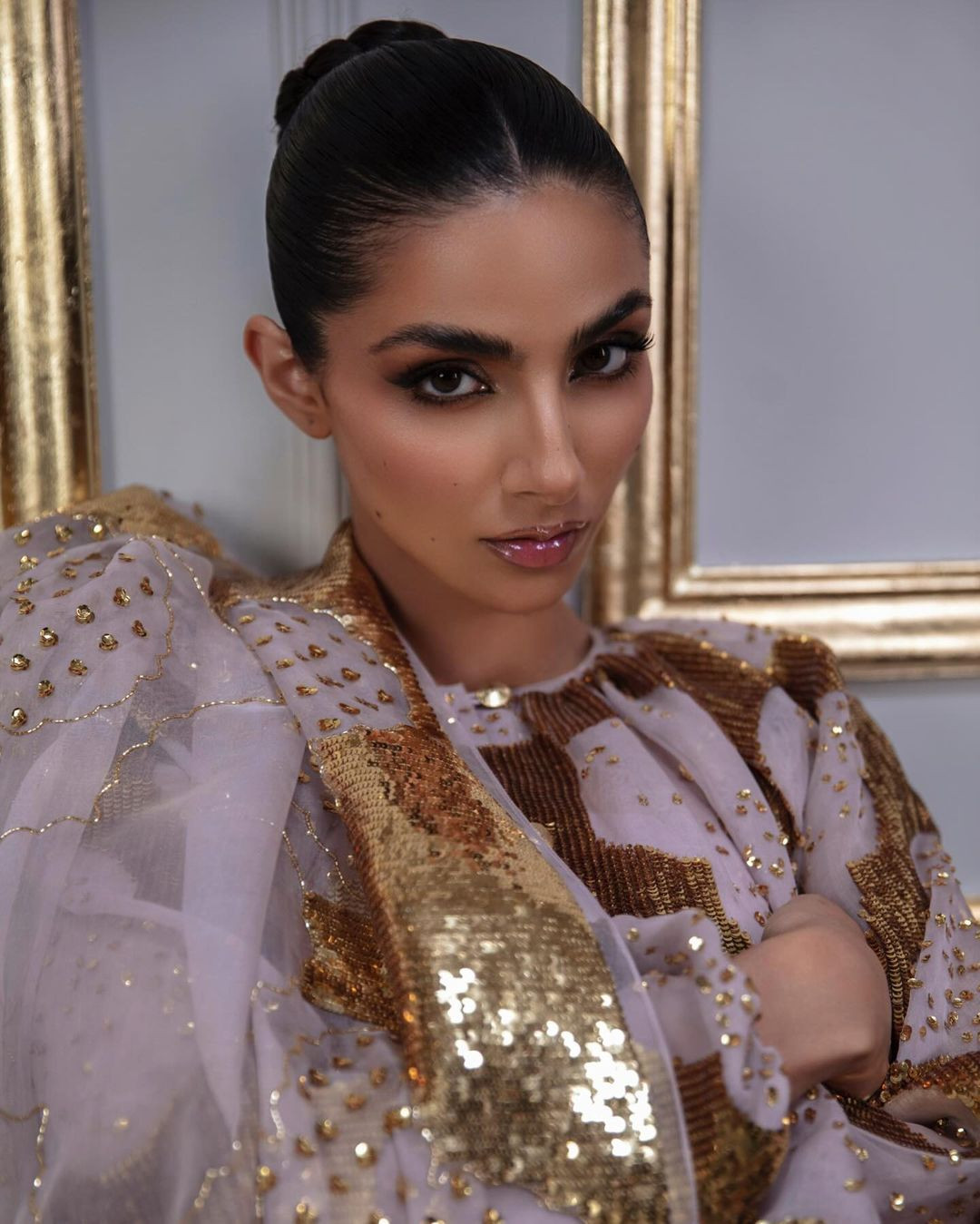 Khi rảnh cô thích chạy bộ để tinh thần minh mẫn. Người đẹp có nhan sắc cuốn hút đậm chất Á Đông.