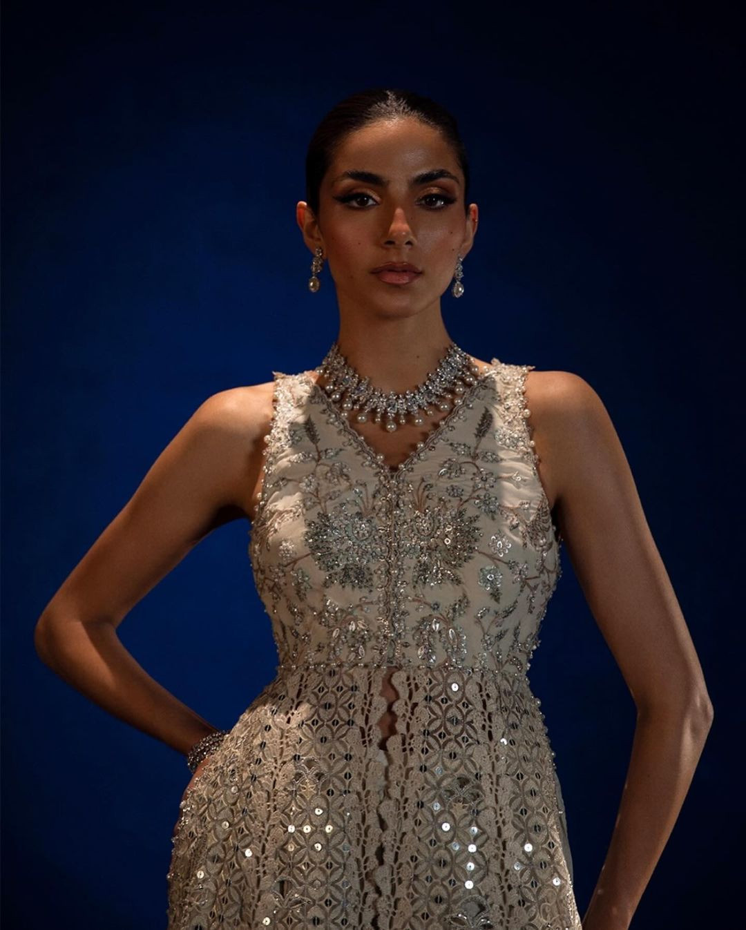 Hiện cô theo đuổi nghiệp diễn xuất và người mẫu. Công việc này giúp người đẹp có lợi thế về kỹ năng biểu cảm, tạo dáng trước ống kính.