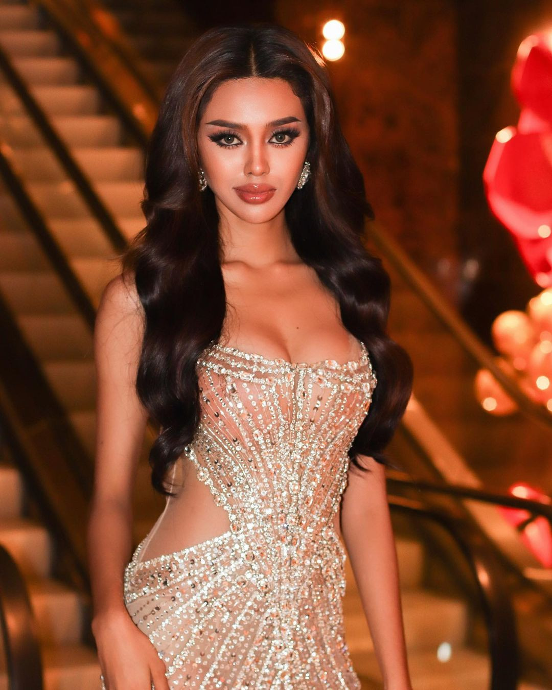 Trong khoảng thời gian tham dự Hoa hậu Hòa bình Campuchia 2023, Leakena In có nhiều hành động được fan Việt yêu quý. Cô đăng tải clip hát theo ca khúc Em là con gái miền Tây khiến khán giả Việt Nam thích thú.