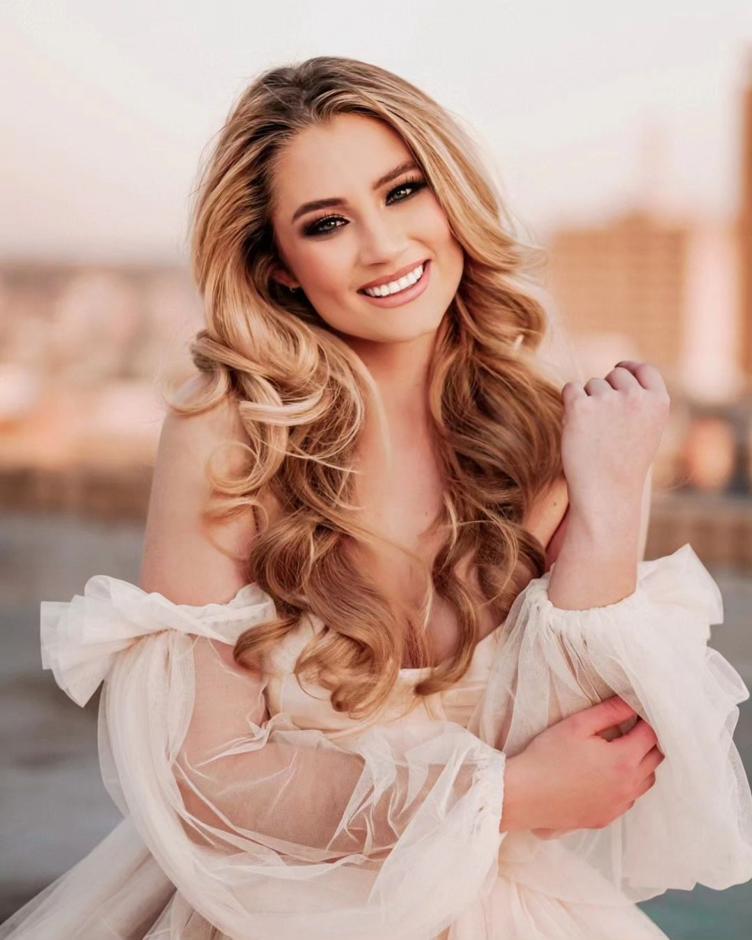 Cô năm nay 27 tuổi, là chuyên viên trang điểm chuyên nghiệp.