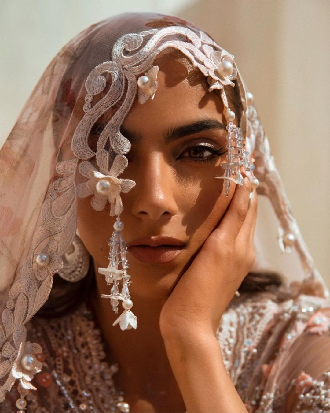 Noor đã có bằng cử nhân sinh học và thạc sĩ về kinh doanh.