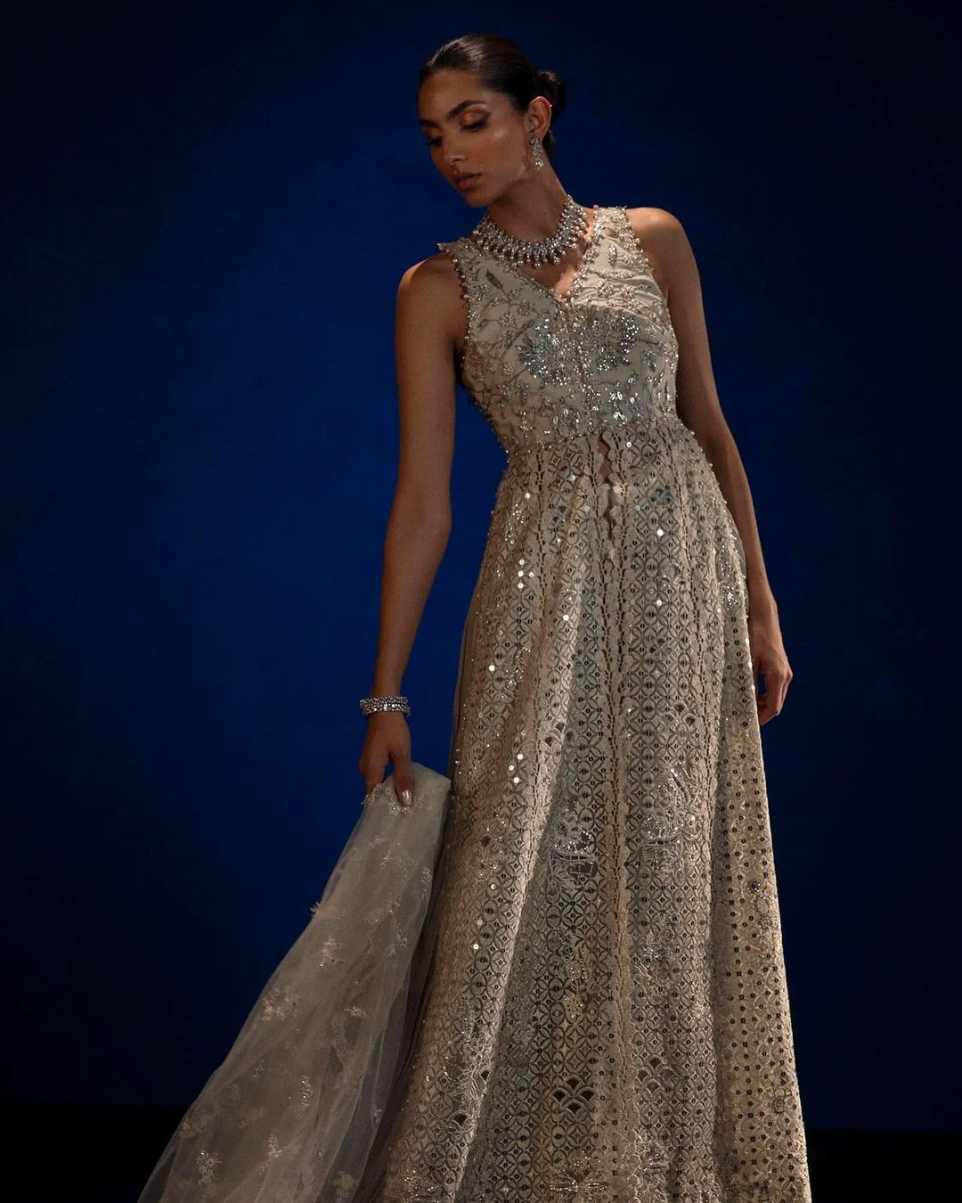 Hiện cô theo đuổi nghiệp diễn xuất và người mẫu. Công việc này giúp người đẹp có lợi thế về kỹ năng biểu cảm, tạo dáng trước ống kính.