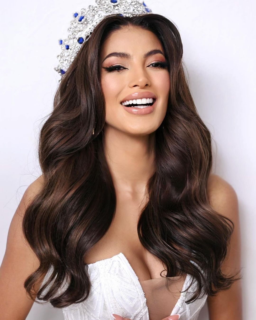 Jessica Farjat năm nay 28 tuổi, cao 1,75 m, là người mẫu, doanh nhân. Cô đã tốt nghiệp ngành Thiết kế đồ họa và Thiết kế thời trang.