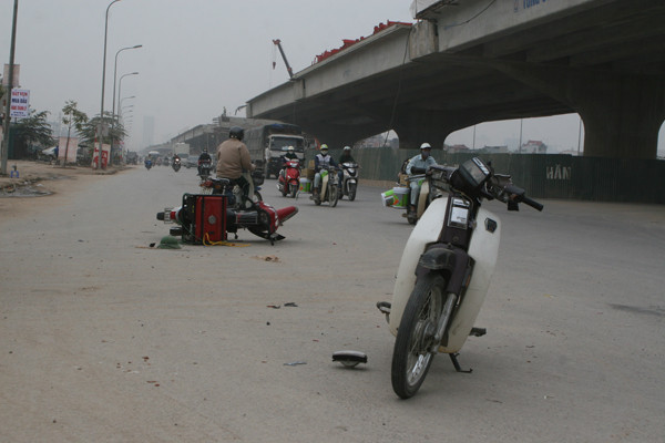 Vụ tai nạn giữa hai xe máy xảy ra trên đường Nguyễn Xiển(Hà Nội) chiều nay, 19 - 12.