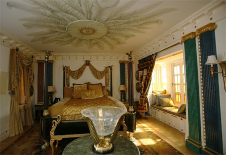 Bên trong, biệt thự Casa Casuarina trông như một cung điện