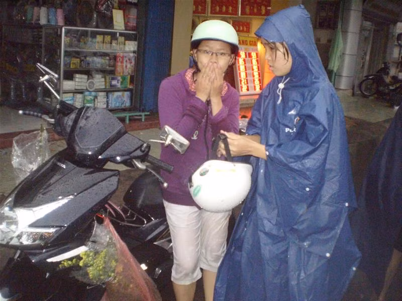 Mệt mỏi, bàng hoàng sau khi cố sức thoát khỏi biển nước