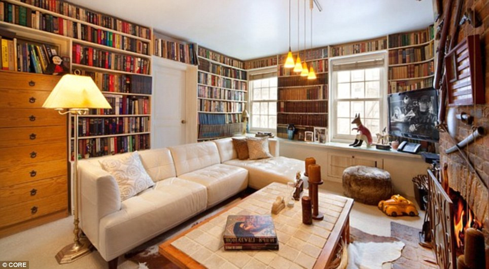 Phòng đọc sách được đặt gần lò sưởi.