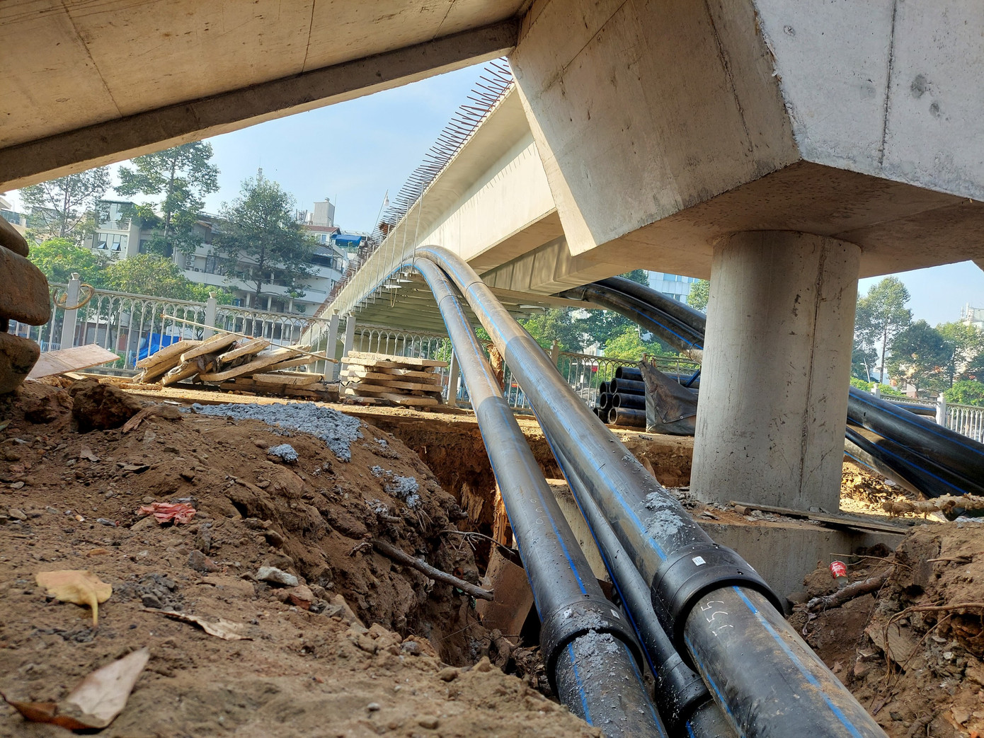 Trung tâm Quản lý hạ tầng giao thông đường bộ (Sở GTVT TPHCM) cho biết cầu đi bộ này nằm trong dự án Cáp ngầm 220kV Tao Đàn - Tân Cảng, do Công ty Truyền tải điện Miền Nam làm chủ đầu tư.