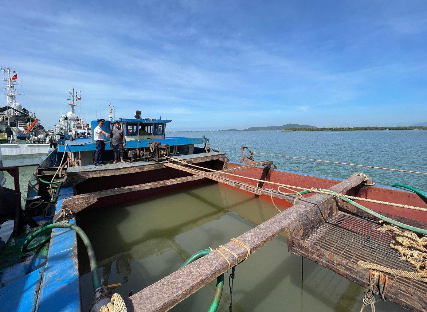 Tàu BTr - 7688 hút cát trái phép trên biển đang bị tạm giữ để phục vụ điều tra. Ảnh: Bộ Tư lệnh Vùng Cảnh sát biển 3 Tàu BTr - 7688 hút cát trái phép trên biển đang bị tạm giữ để phục vụ điều tra. Ảnh: Bộ Tư lệnh Vùng Cảnh sát biển 3