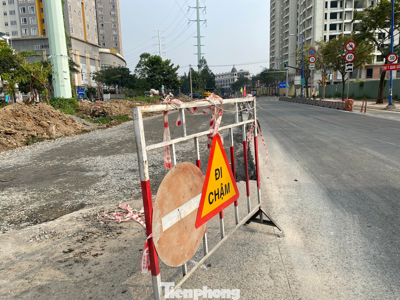 Đường Đồng Văn Cống sẽ được mở rộng thêm hai làn ô tô, tăng số làn xe lên sáu làn ô tô, hai làn xe máy, tăng khả năng chuyên chở cho các loại ôtô, nhất là xe container qua khu vực.