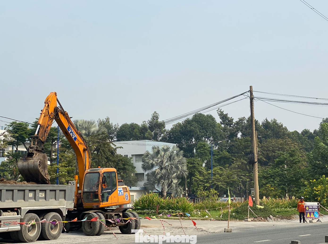 Dự án mở rộng đường Đồng Văn Cống (TP Thủ Đức) nằm trong kế hoạch giảm ùn tắc khu vực cảng Cát Lái, được khởi công vào tháng 2/2020, do Ban Quản lý dự án đầu tư xây dựng các công trình giao thông TP (Ban Giao thông) làm chủ đầu tư.