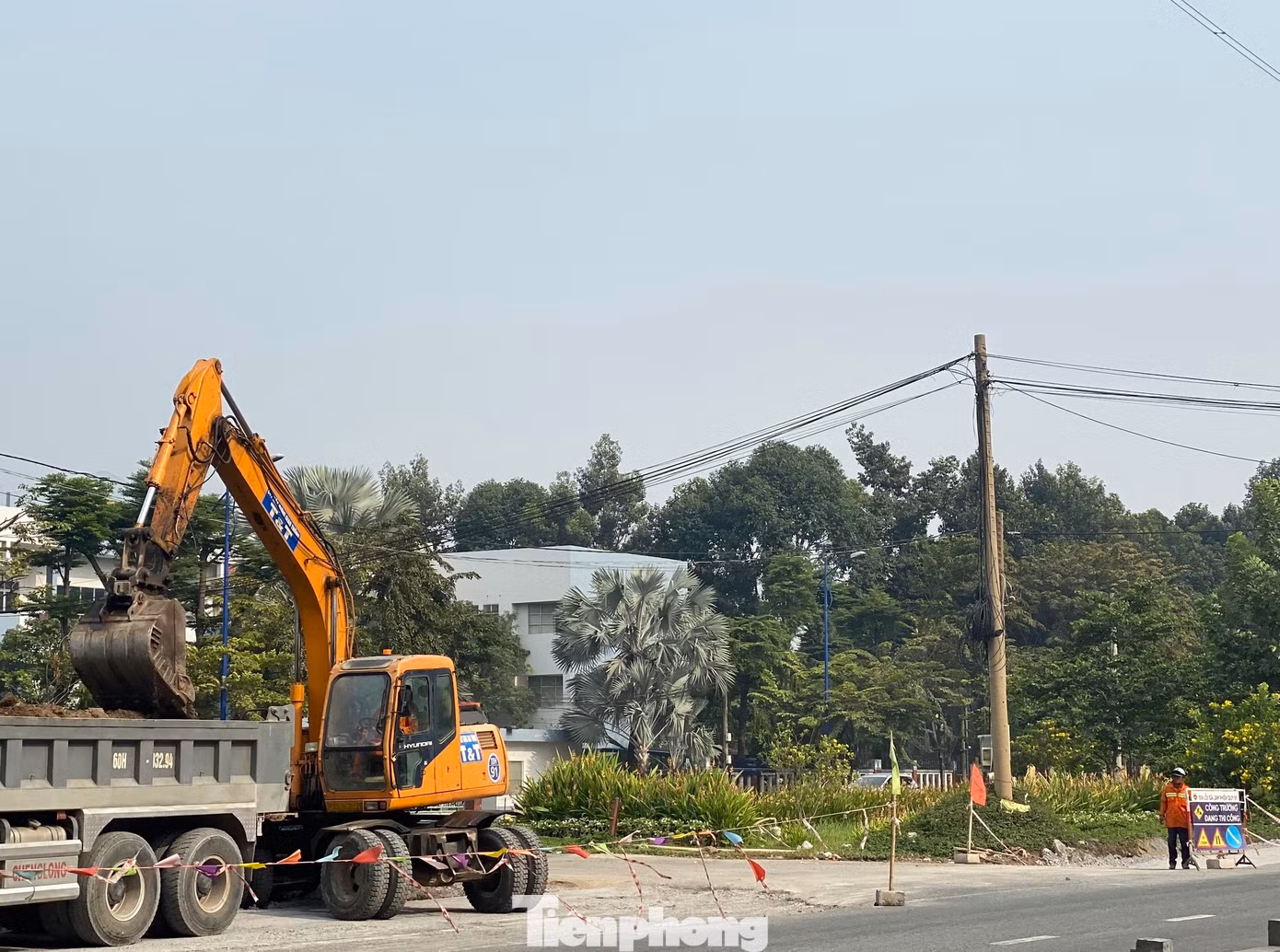 Dự án mở rộng đường Đồng Văn Cống (TP Thủ Đức) nằm trong kế hoạch giảm ùn tắc khu vực cảng Cát Lái, được khởi công vào tháng 2/2020, do Ban Quản lý dự án đầu tư xây dựng các công trình giao thông TP (Ban Giao thông) làm chủ đầu tư.