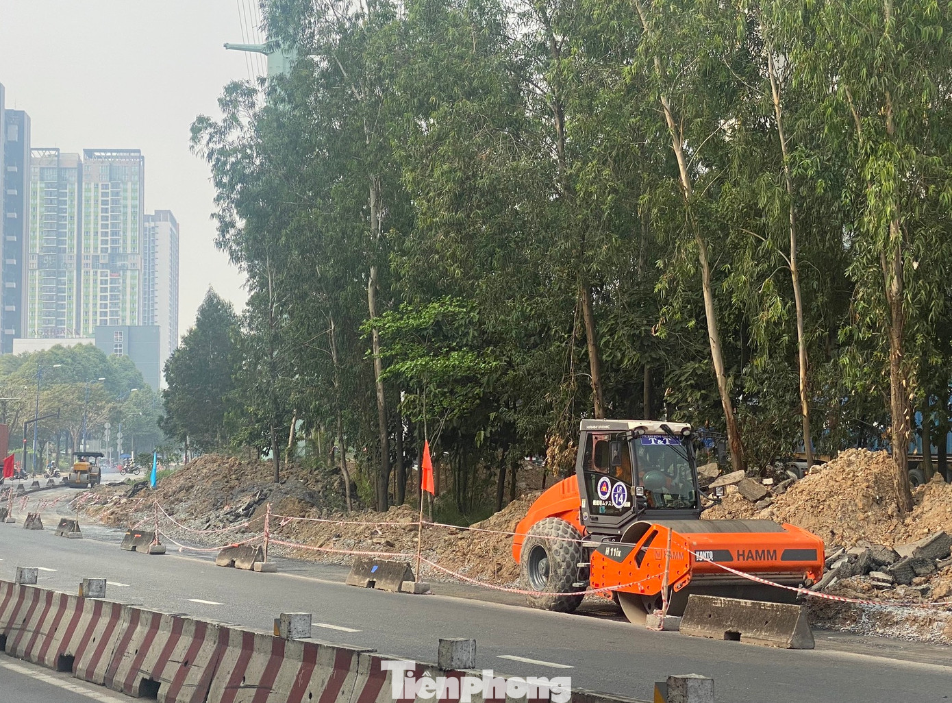 Theo ghi nhận của PV, hiện tại trên phạm vi công trường dự án, nhiều công nhân cùng các thiết bị, máy móc đang khẩn trương thi công, triển khai nhiều hạng mục.