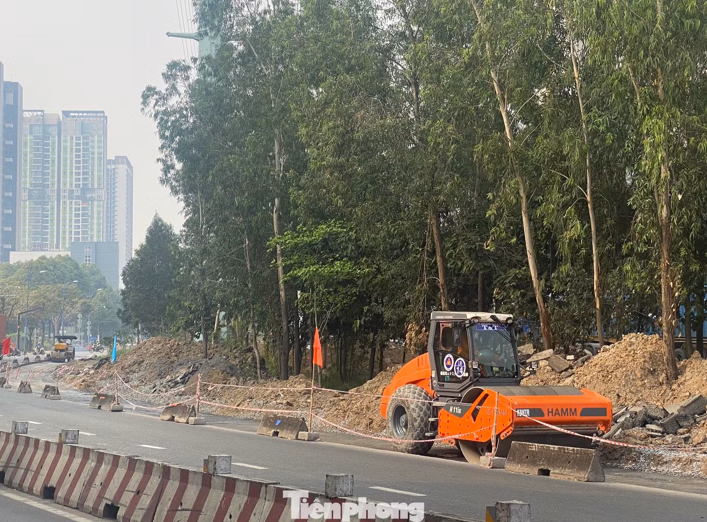 Theo ghi nhận của PV, hiện tại trên phạm vi công trường dự án, nhiều công nhân cùng các thiết bị, máy móc đang khẩn trương thi công, triển khai nhiều hạng mục.