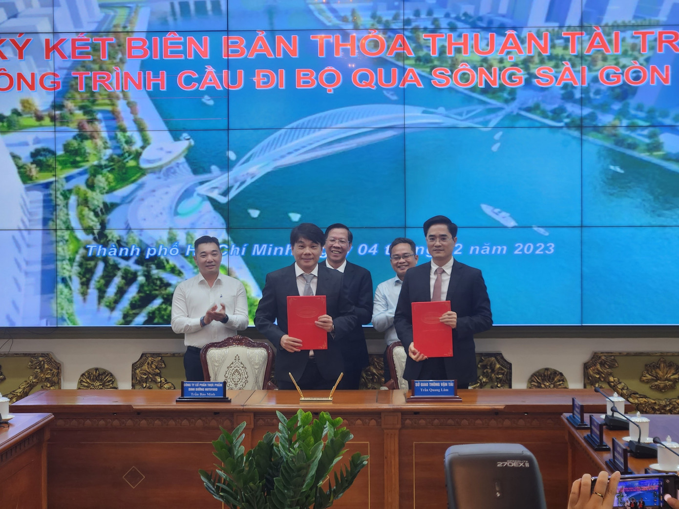 Công ty CP Thực phẩm Dinh dưỡng Nutifood và Sở GTVT TPHCM ký kết Biên bản thỏa thuận tài trợ về việc xây dựng cầu đi bộ qua sông Sài Gòn.