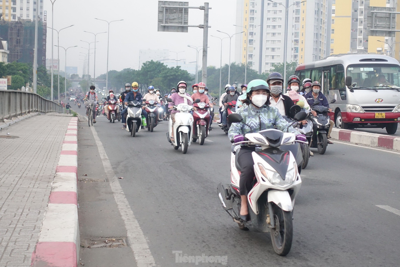Cơ quan khí tượng dự báo, thời tiết khu vực TPHCM và Nam bộ vào cuối tuần có ít mưa, ban ngày trời nắng nhiều, độ ẩm giảm thấp gây hanh khô.