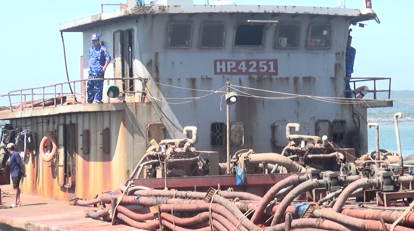 Cơ quan chức năng tiến hành kiểm tra tàu HP-4251.