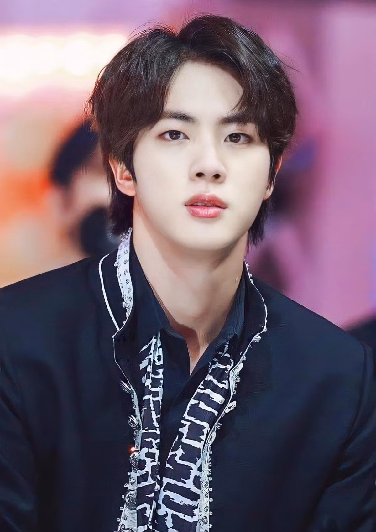 Hạng 8 gọi tên Jin (BTS).