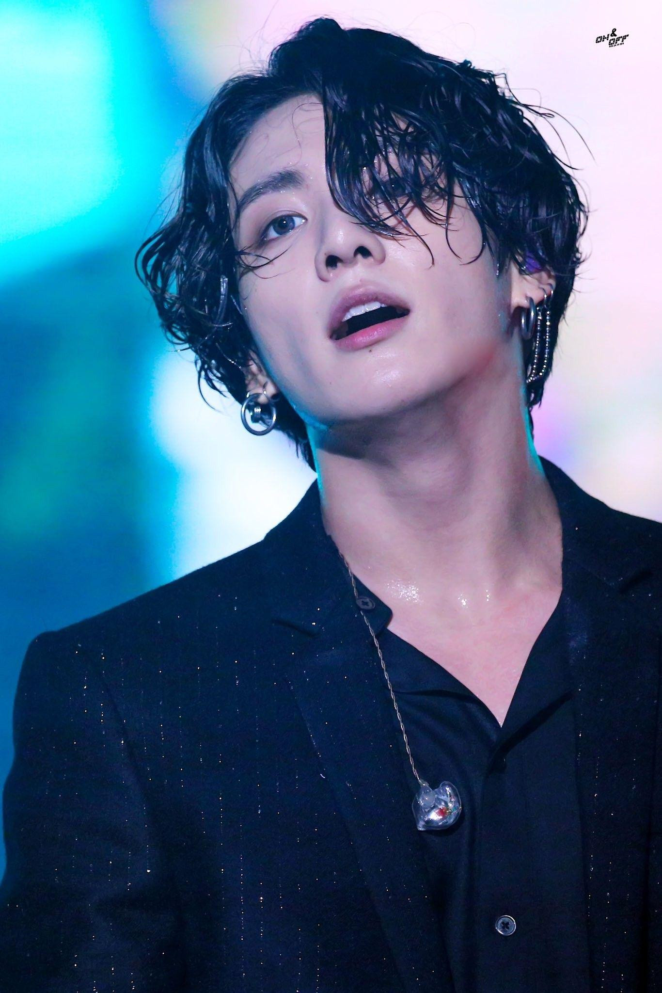 "Em út" BTS JoongKook xếp hạng 2. Gần đây, anh cũng được ca ngợi là một trong những idol toàn năng của K-pop. "Em út" BTS JoongKook xếp hạng 2. Gần đây, anh cũng được ca ngợi là một trong những idol toàn năng của K-pop.