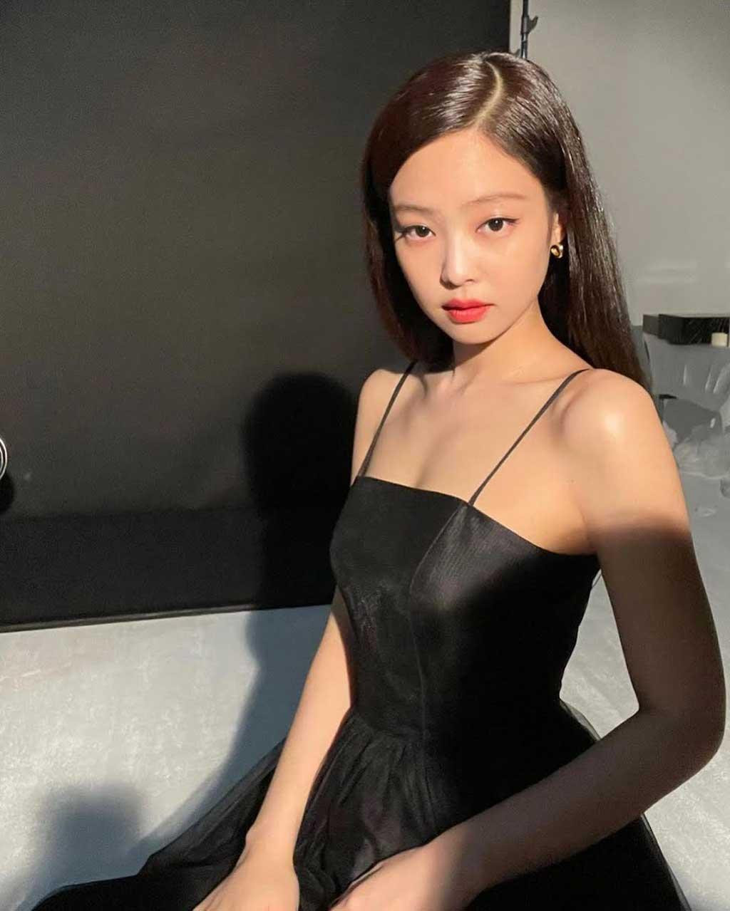 Hạng 6 thuộc về Jennie (BlackPink). Cô cũng là một trong 8 thần tượng toàn năng của K-pop. Hạng 6 thuộc về Jennie (BlackPink). Cô cũng là một trong 8 thần tượng toàn năng của K-pop.