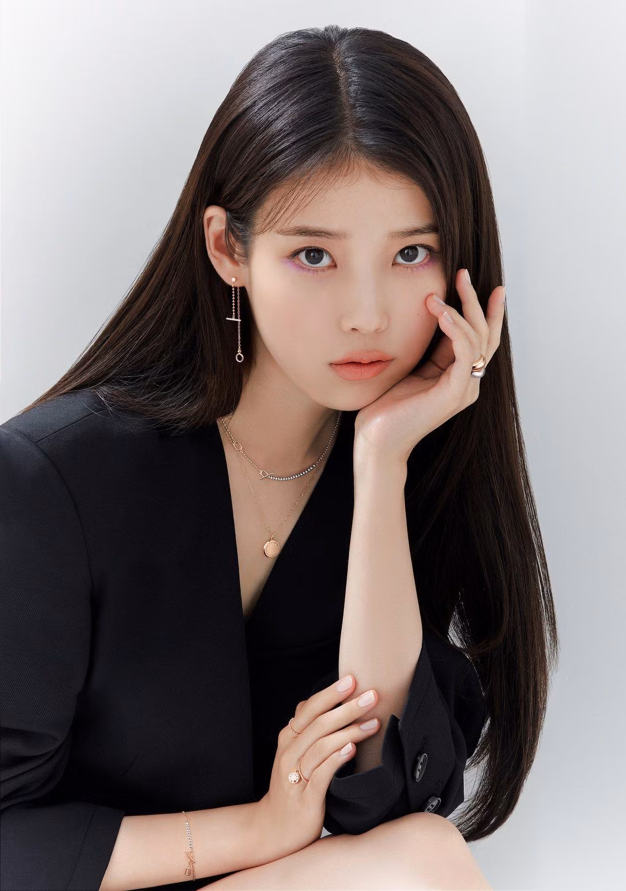 IU là nghệ sĩ solo duy nhất trong Top 30 và người duy nhất trong Top 10 không thuộc BTS và BlackPink, với vị trí thứ 7.