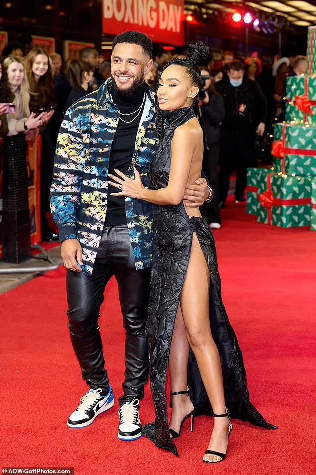 Vị hôn phu Andre Gray có mặt ủng hộ bà xã tương lai. Khác với Pinnock, nam cầu thủ bóng đá kín mít từ trên xuống dưới.