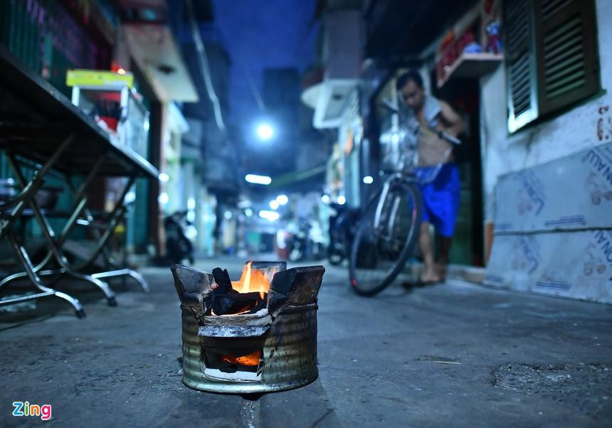 Anh Nam, chủ một quán cơm trên đường Lê Đại Hành, quận 11, nhóm lửa, chuẩn bị hàng quán cho ngày mới lúc 5h20. Hôm nay trời lạnh nên anh Nam dậy muộn hơn ngày thường. Anh Nam, chủ một quán cơm trên đường Lê Đại Hành, quận 11, nhóm lửa, chuẩn bị hàng quán cho ngày mới lúc 5h20. Hôm nay trời lạnh nên anh Nam dậy muộn hơn ngày thường.