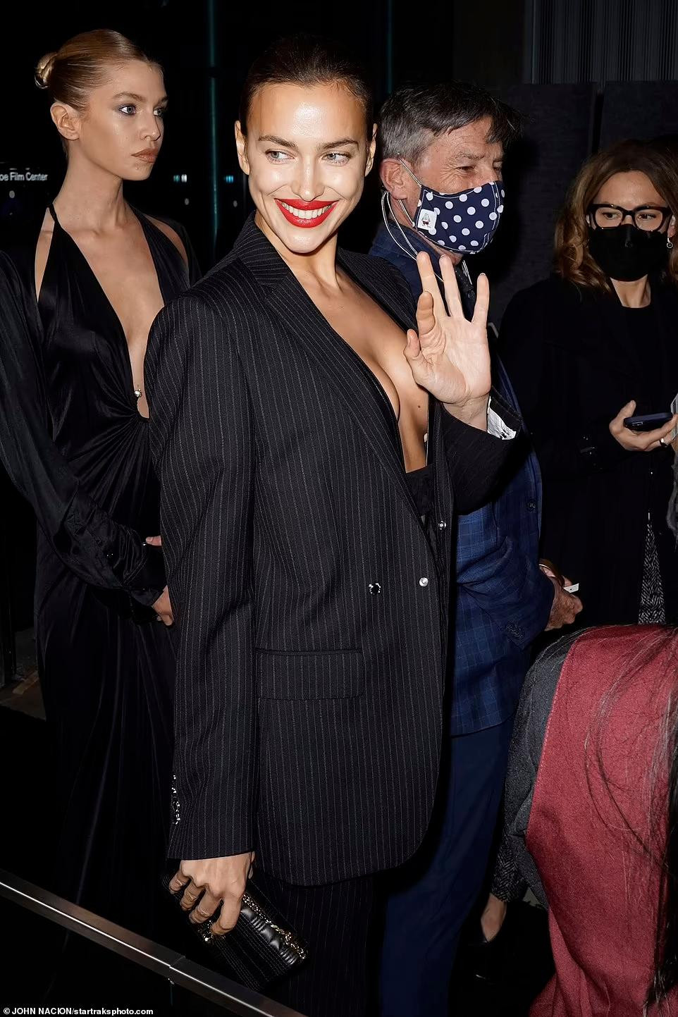 Vẻ ngoài sang chảnh, quyến rũ và quyền lực giúp siêu mẫu nội y nước Nga trở thành tâm điểm của sự kiện, lấn át loạt mỹ nhân, kể cả nữ chính của &quot;Nightmare Alley&quot;.