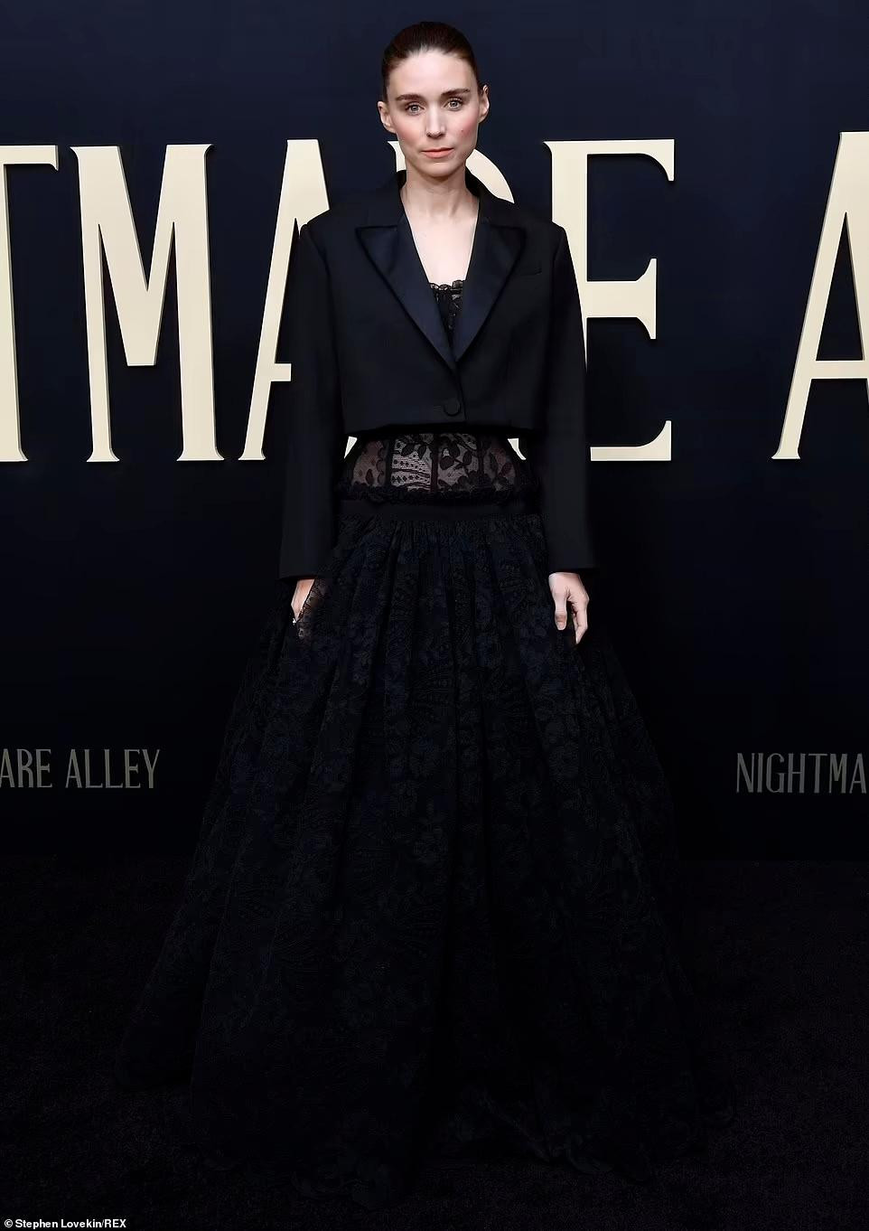 Trong phim, Rooney Mara vào vai một nữ nghệ sĩ biểu diễn lễ hội kiêm người trong lòng của Stanton Carlisle. Dù là nhân vật chính tại sự kiện, nữ diễn viên 36 tuổi không khá nhạt nhòa.