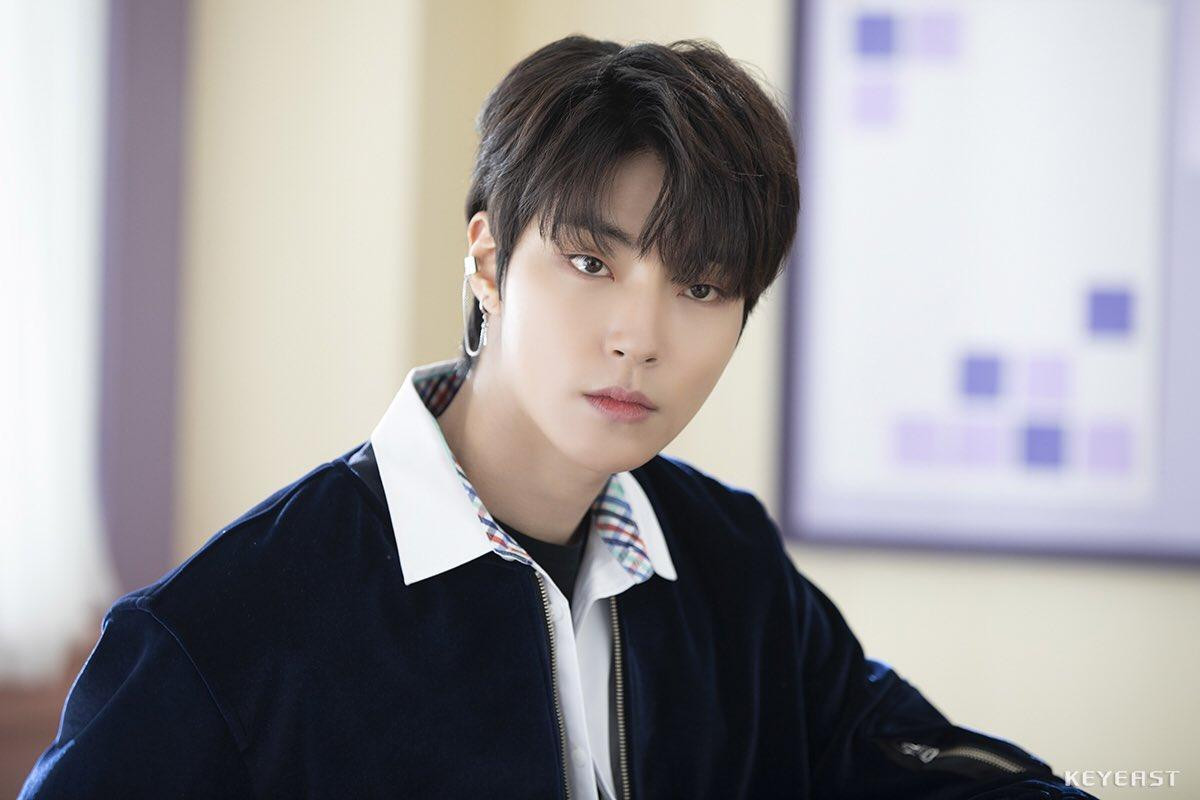 Hwang In Yeop xếp hạng 5 với 25.032 phiếu bầu. Anh bắt đầu sự nghiệp diễn xuất khá muộn, vào năm 2017 ở tuổi 26. Đến nay, chàng trai mắt xếch “dắt túi” kha khá tác phẩm ăn khách như “Tiểu sử chàng Nokdu”, “Trở lại tuổi 18”, “Vẻ đẹp đích thực”…