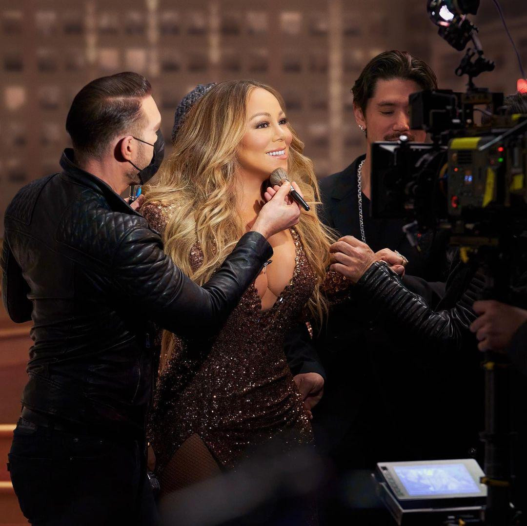 Cô tiết lộ trên Lorraine, phải cần đến 6 người đàn ông trưởng thành giúp cô khiêng chiếc váy xuống cầu vàng. Cô nói thêm, ban đầu mọi người đều cho rằng cô làm quá, nhưng sau khi nâng thử chiếc váy &quot;trong 2 giây&quot; họ mới hiểu được cảm giác của cô.