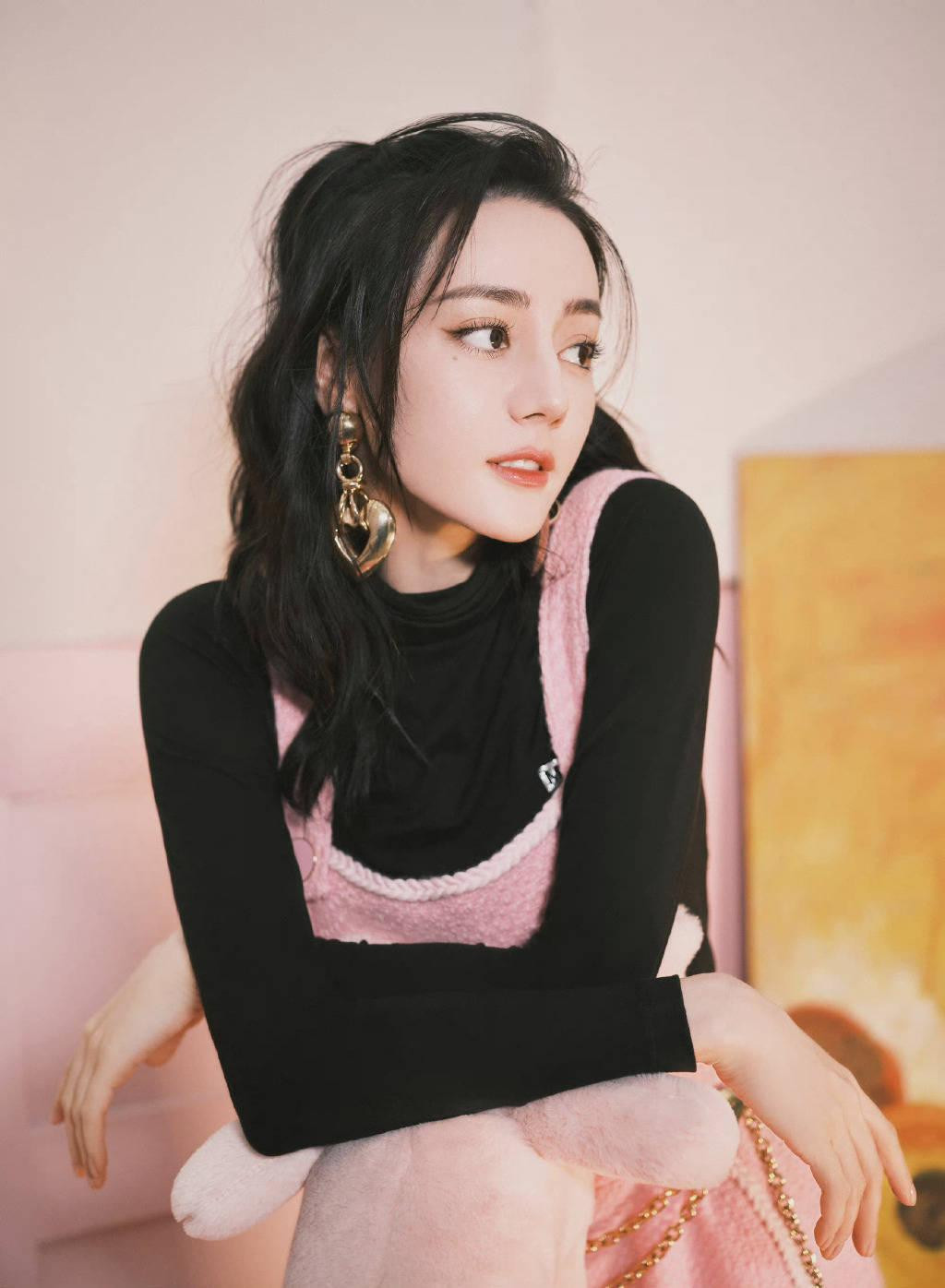 Sau sự kiện, văn phòng làm việc tung bộ ảnh hậu trường của Nhiệt Ba, không hề có sự khác biệt giữa hình ảnh trên livestream và ảnh qua chỉnh sửa.