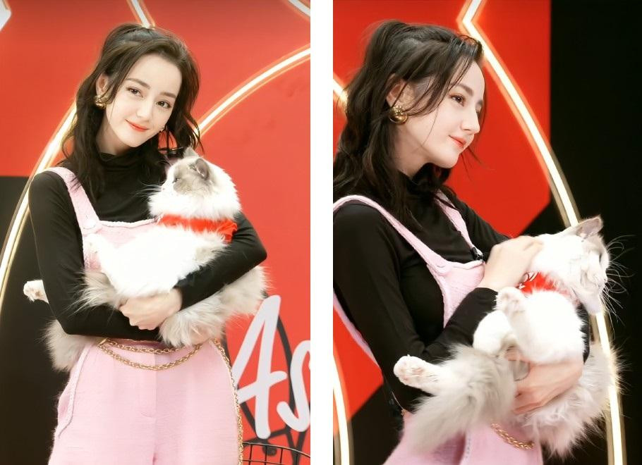 Tại sự kiện, Nhiệt Ba mặc áo len cổ lọ dài tay phối với quần yếm hồng. Dù &quot;kín cổng cao tường&quot;, nữ diễn viên 29 tuổi vẫn khiến dân mạng &quot;đứng ngồi không yên&quot; vì vẻ ngoài dễ thương, nhí nhảnh.