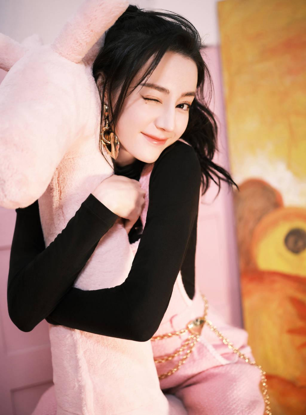 Cùng với đó, sự nghiệp của người đẹp ngày càng &quot;lên hương&quot;. Bất chấp tranh cãi về diễn xuất, cô vẫn nhận phim đều tay. Sắp tới, cô sẽ tái xuất màn ảnh nhỏ với hai bộ phim cổ trang là &quot;Ngự Giao Ký&quot; và &quot;An Lạc truyện&quot;.