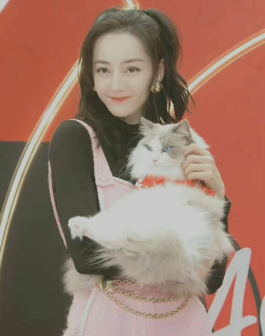 Chiều tối ngày 6/12, Địch Lệ Nhiệt Ba tham gia một sự kiện livestream cho nhãn hàng thời trang chủ và thú cưng.