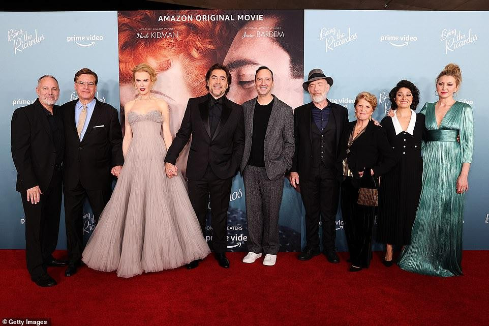 Nicole Kidman và Javier Bardem cùng dàn diễn viên và ê kíp phim &quot;Being the Ricardos&quot;.