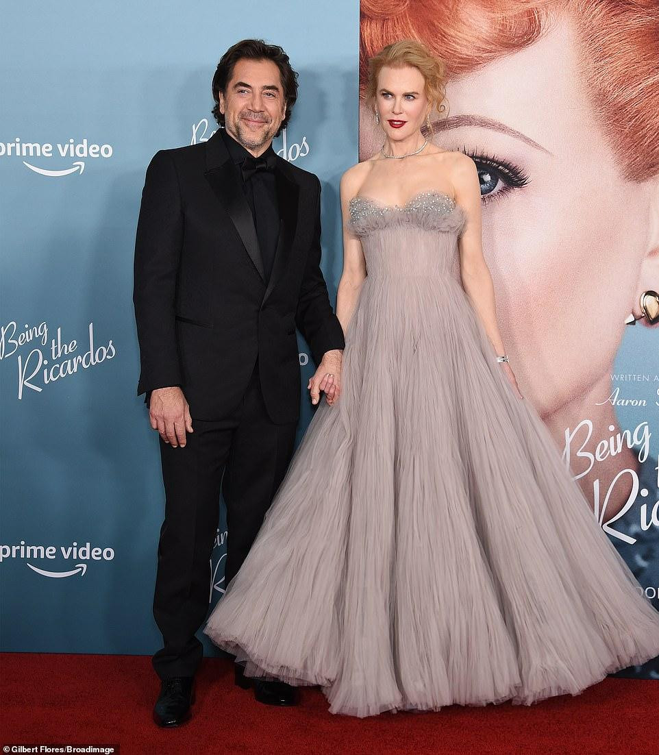 Tối thứ Hai (6/12, giờ địa phương), Nicole Kidman sánh đôi cùng &quot;người chồng màn ảnh&quot; Javier Bardem dự buổi ra mắt bộ phim &quot;Being The Ricardos&quot; ở Los Angeles (Mỹ).