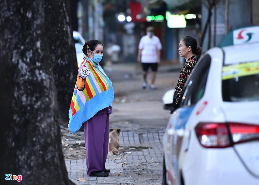 Một người phụ nữ đi bộ trên đường Lý Thường Kiệt (quận 10) trùm thêm khăn giữ ấm. Một người phụ nữ đi bộ trên đường Lý Thường Kiệt (quận 10) trùm thêm khăn giữ ấm.