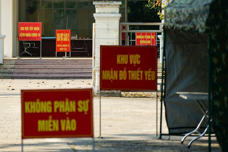 Người nhà bệnh nhân, khi muốn chuyển đồ vào bên trong đều phải nhận được sự đồng ý của lực lượng chức năng. Người nhà bệnh nhân, khi muốn chuyển đồ vào bên trong đều phải nhận được sự đồng ý của lực lượng chức năng.