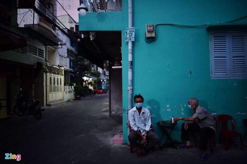 Ông Phát (trái, 66 tuổi) và ông Tòng (77 tuổi), ngụ đường Tân Phước, phường 6, quận 11, ngồi tại một quán nước vỉa hè lúc 5h. "Trời bắt đầu lạnh từ hôm qua. Thay vì uống cà phê đá, nay tôi uống cà phê nóng. Một số thói quen của những người lớn tuổi như chúng tôi cũng thay đổi theo", ông Tòng nói. Ông Phát (trái, 66 tuổi) và ông Tòng (77 tuổi), ngụ đường Tân Phước, phường 6, quận 11, ngồi tại một quán nước vỉa hè lúc 5h. "Trời bắt đầu lạnh từ hôm qua. Thay vì uống cà phê đá, nay tôi uống cà phê nóng. Một số thói quen của những người lớn tuổi như chúng tôi cũng thay đổi theo", ông Tòng nói.